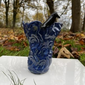 Lille blå vase m. sort fugl