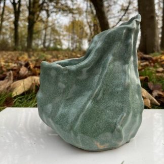 Grøn asymmetrisk vase