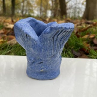 Blå skulpturel vase